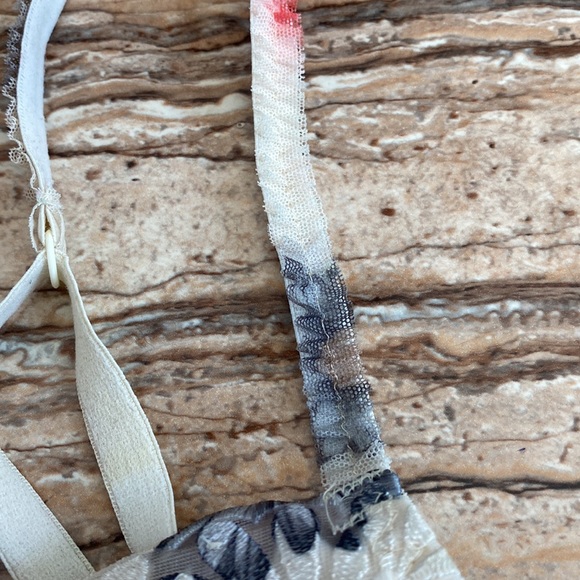 2/$20. Incredible Papillon ladies bra made in Italy in size 32B. - Picture 6 of 8